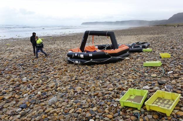 Las dos balsas salvavidas del 'Serenín' quedaron varadas en la playa de Xagó. 