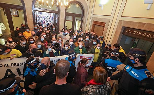 «¡No queremos paro, queremos trabajo!»: el grito desesperado de los empleados de Alu Ibérica