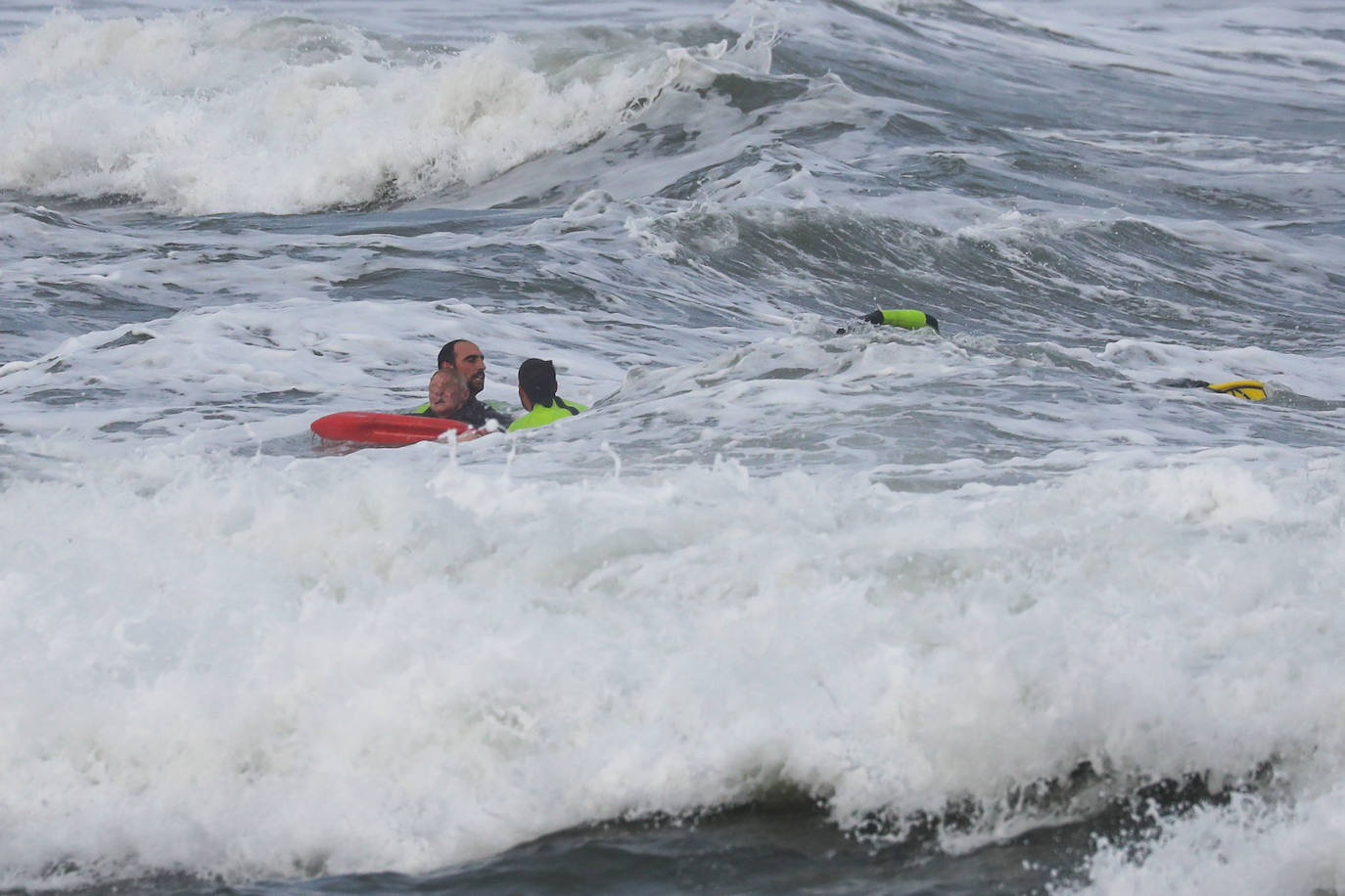 Efectivos del Helimer de Salvamento Maritimo han rescatado a una mujer que se encontró atrapada por la corriente en la playa gijonesa de San Lorenzo. 