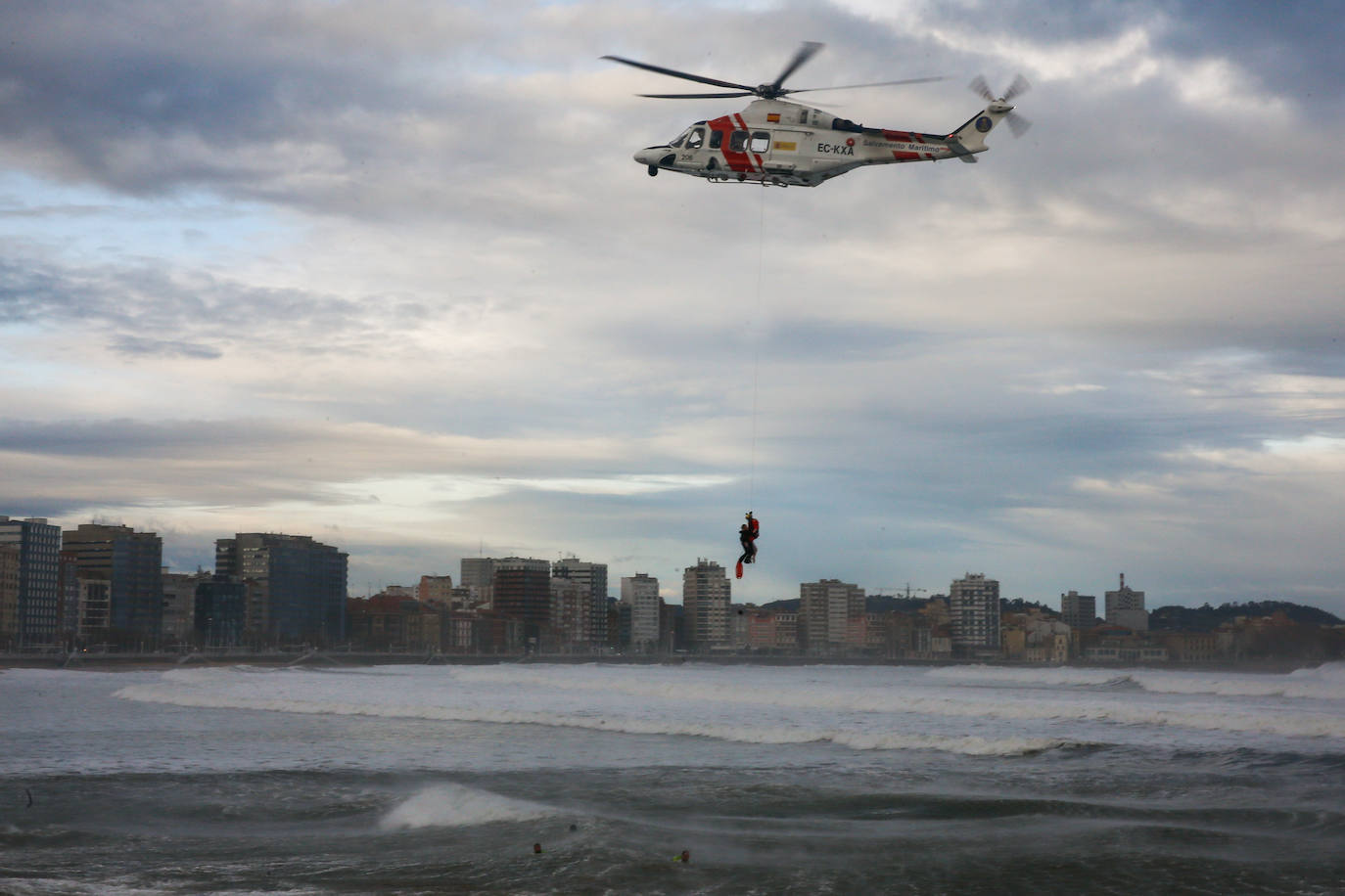 Efectivos del Helimer de Salvamento Maritimo han rescatado a una mujer que se encontró atrapada por la corriente en la playa gijonesa de San Lorenzo. 
