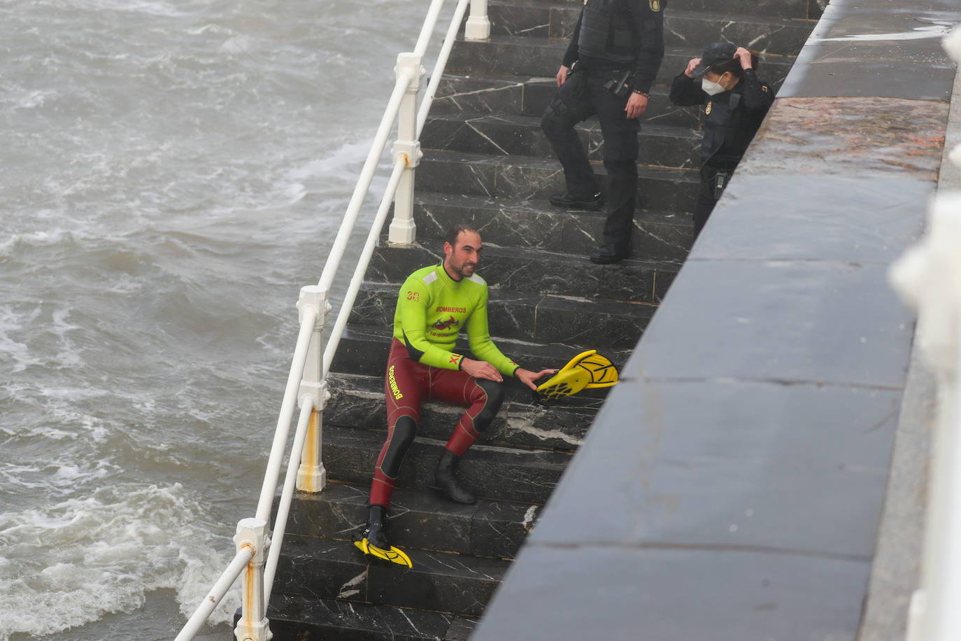 Efectivos del Helimer de Salvamento Maritimo han rescatado a una mujer que se encontró atrapada por la corriente en la playa gijonesa de San Lorenzo. 