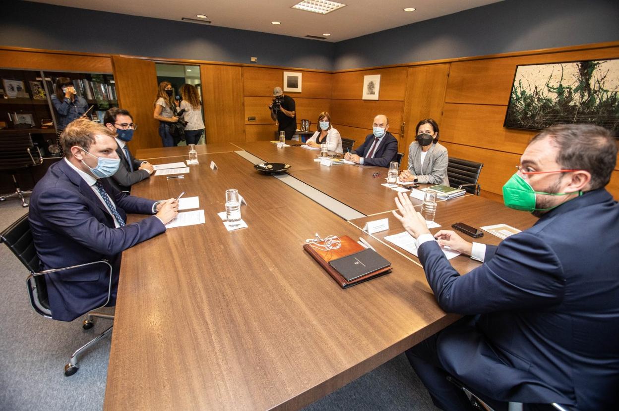 Adrián Pumares, de Foro, y el presidente asturiano, Adrián Barbón, en primer plano, durante una reunión sobre la reforma estatutaria. 