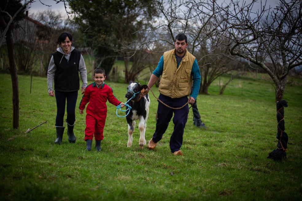 Familia. Mario y sus padres pasean a 'Campera' en su finca de Llames Alto.