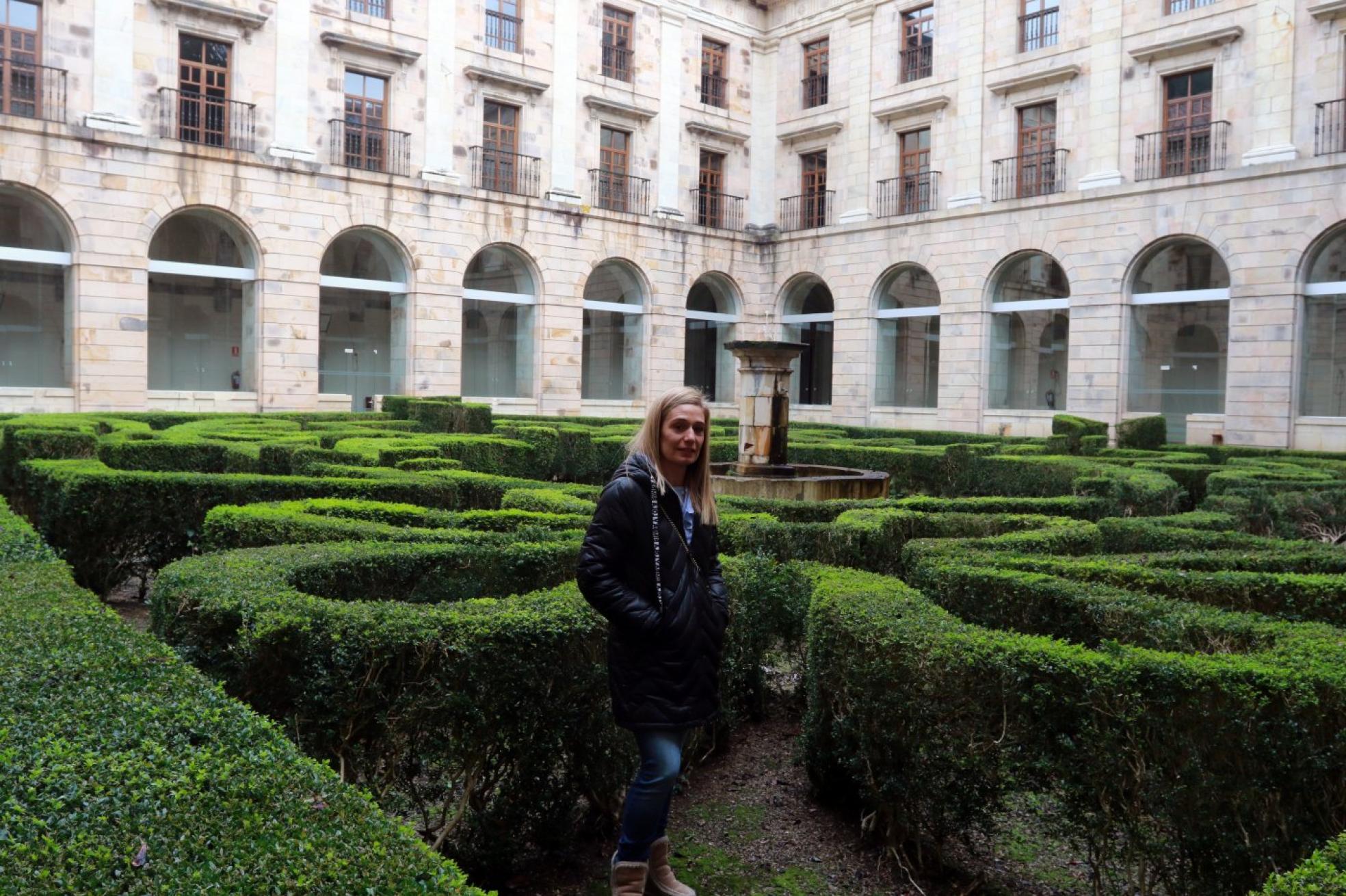 María José Nicolás, que forma parte de la plantilla del parador, también ofrece visitas guiadas al edificio. 