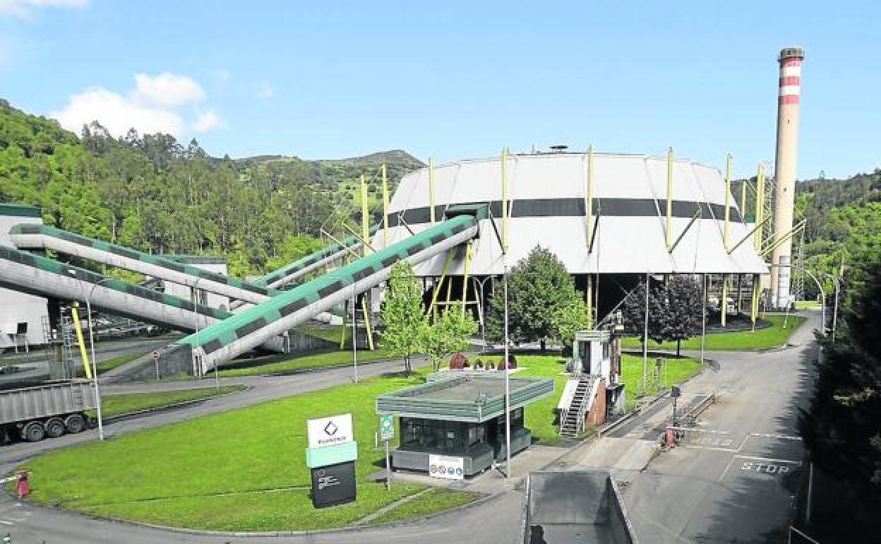 Instalaciones de la central térmica de La Pereda, en Mieres.