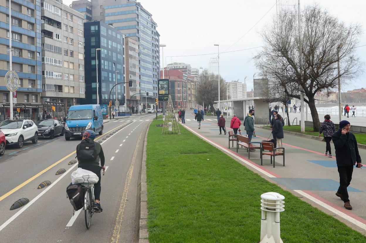 Tráfico, bicicletas y peatones, ayer por la mañana, en Rufo García Rendueles. 