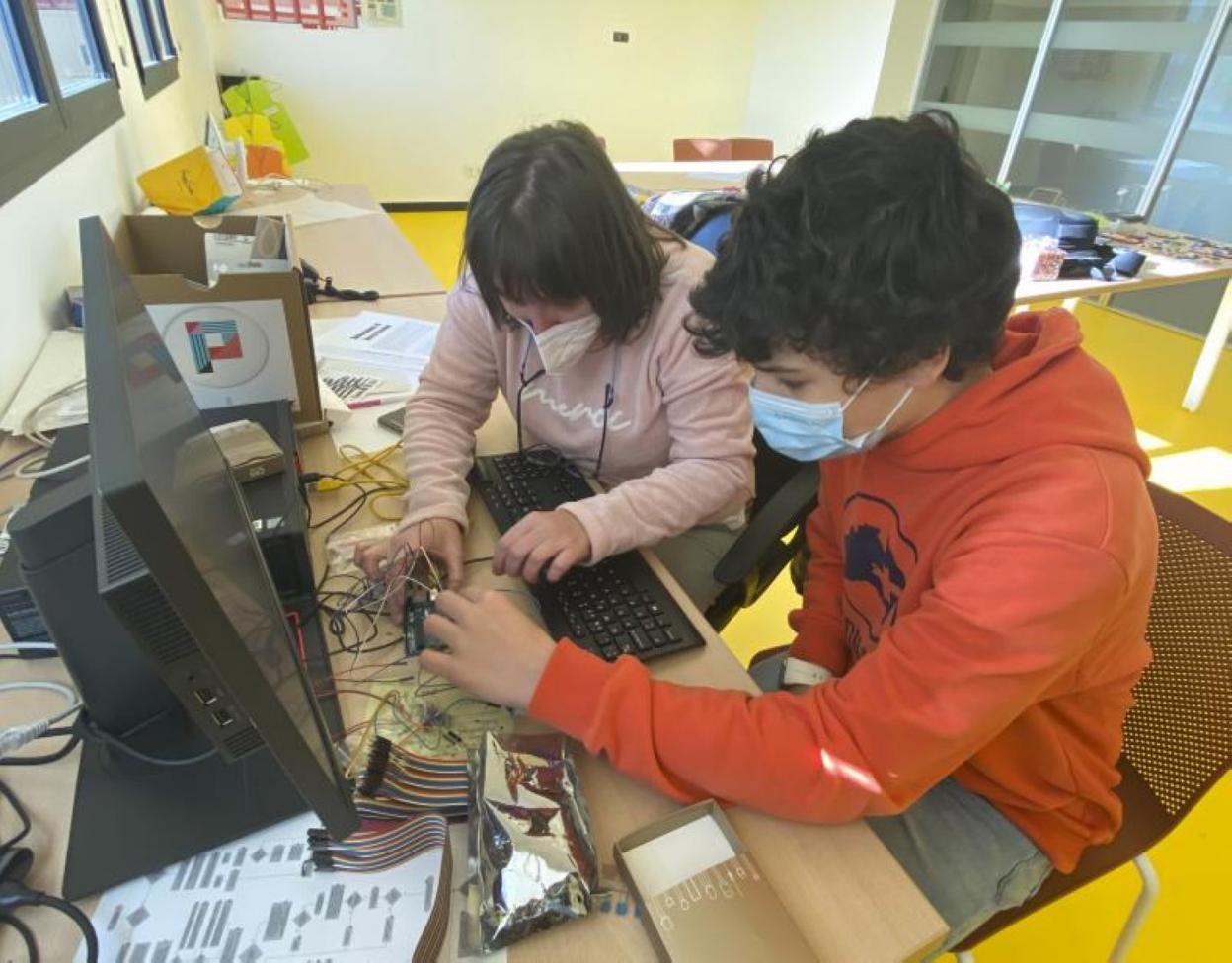 Rosana Álvarez y Vicente González-Villamil trabajan en un proyecto de tecnología. 