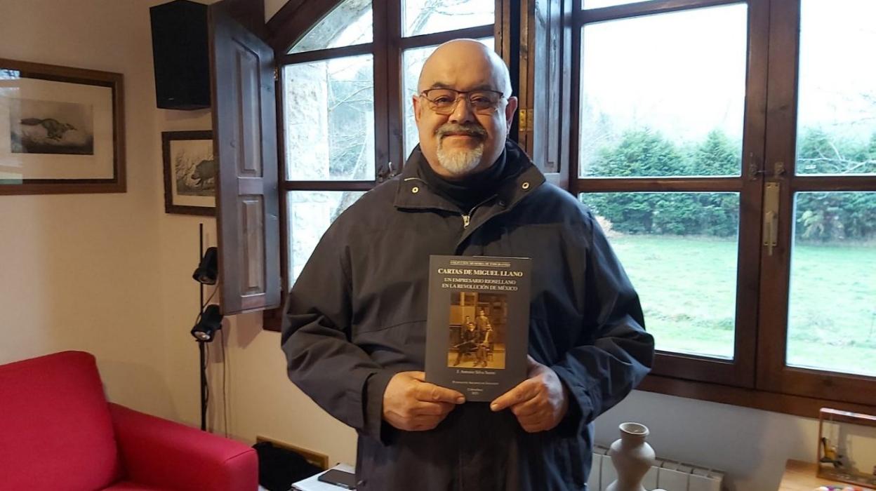 Toni Silva con un ejemplar del libro sobre el indiano Miguel Llano. 