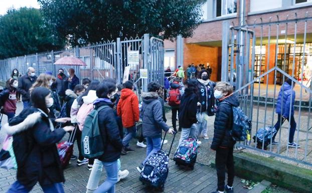 Entrada de alumnos, esta mañana, al colegio Laviada, en Gijón. 