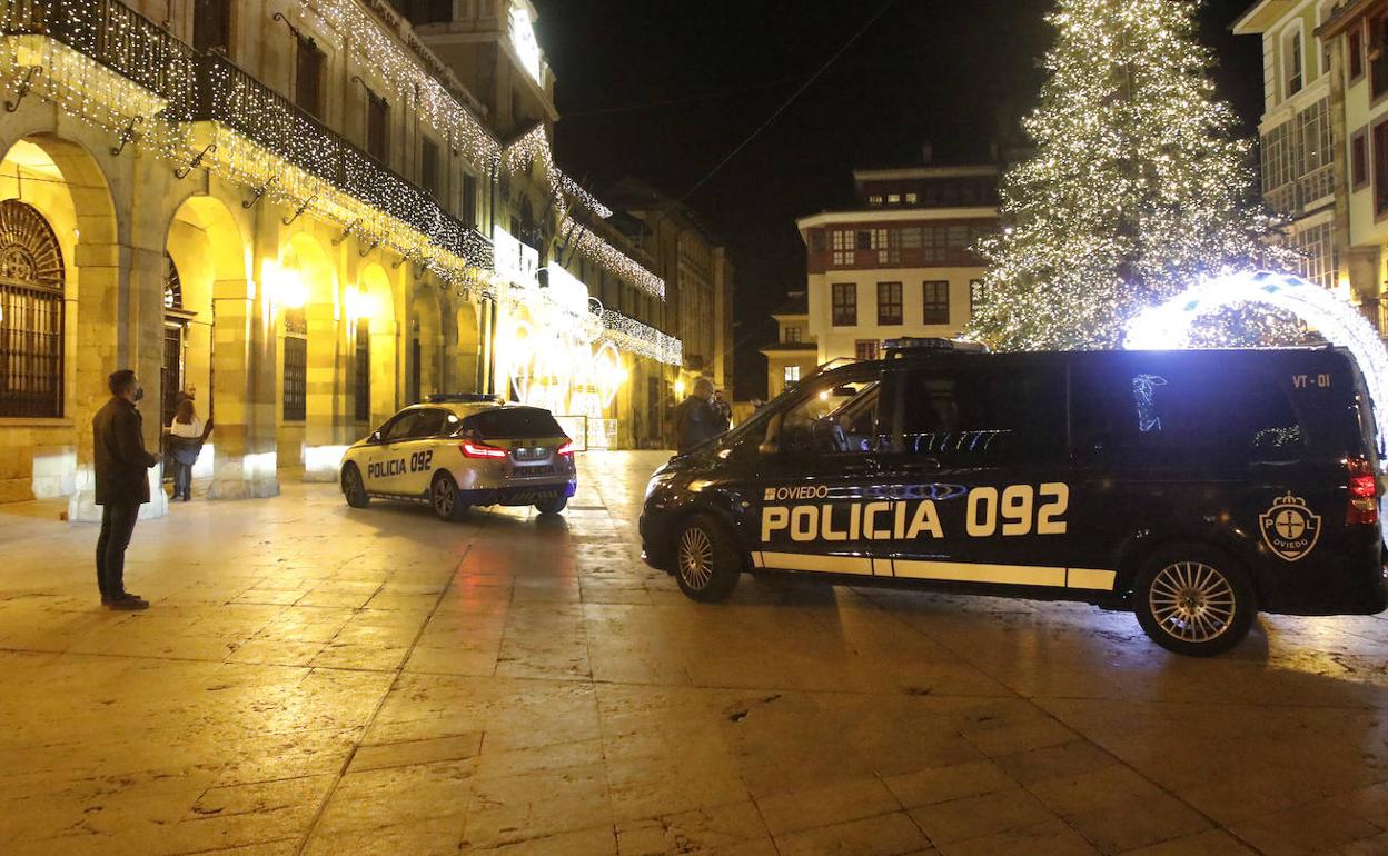 La Policía ha vigilado Oviedo estas fiestas para evitar botellones.