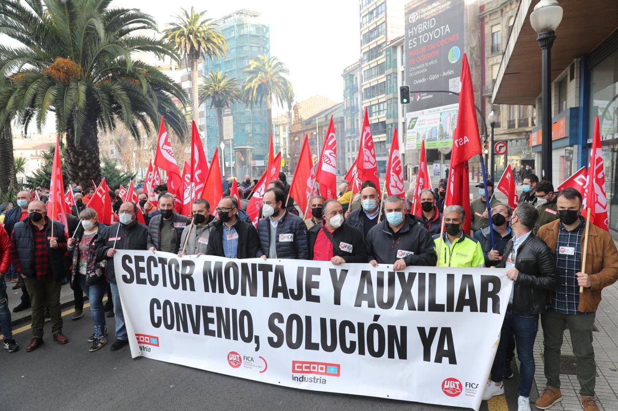 Concentración convocada por los sindicatos, el 3 de enero, ante la sede de Femetal. 