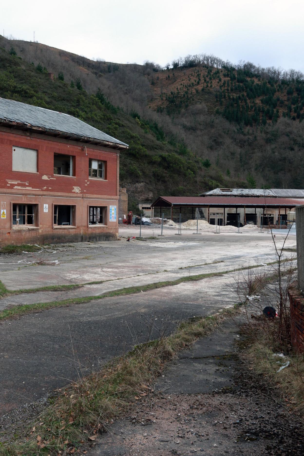 A la izquierda, Alberto Fernández señala el «barro blanco». A la derecha, instalaciones de la mina de La Soterraña. 