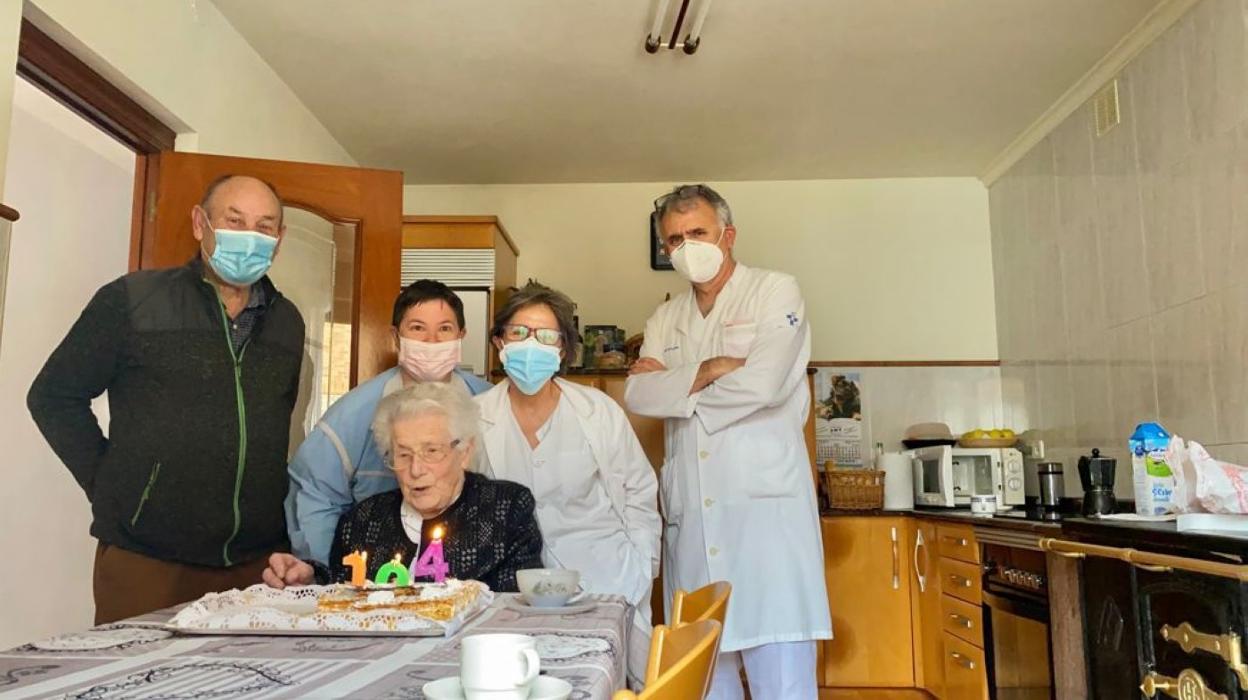 Antón Fernández, María Paz Muñiz, Cruz Cordero y Manuel Sánchez, con María Pilar Fernández, en su último cumpleaños. 