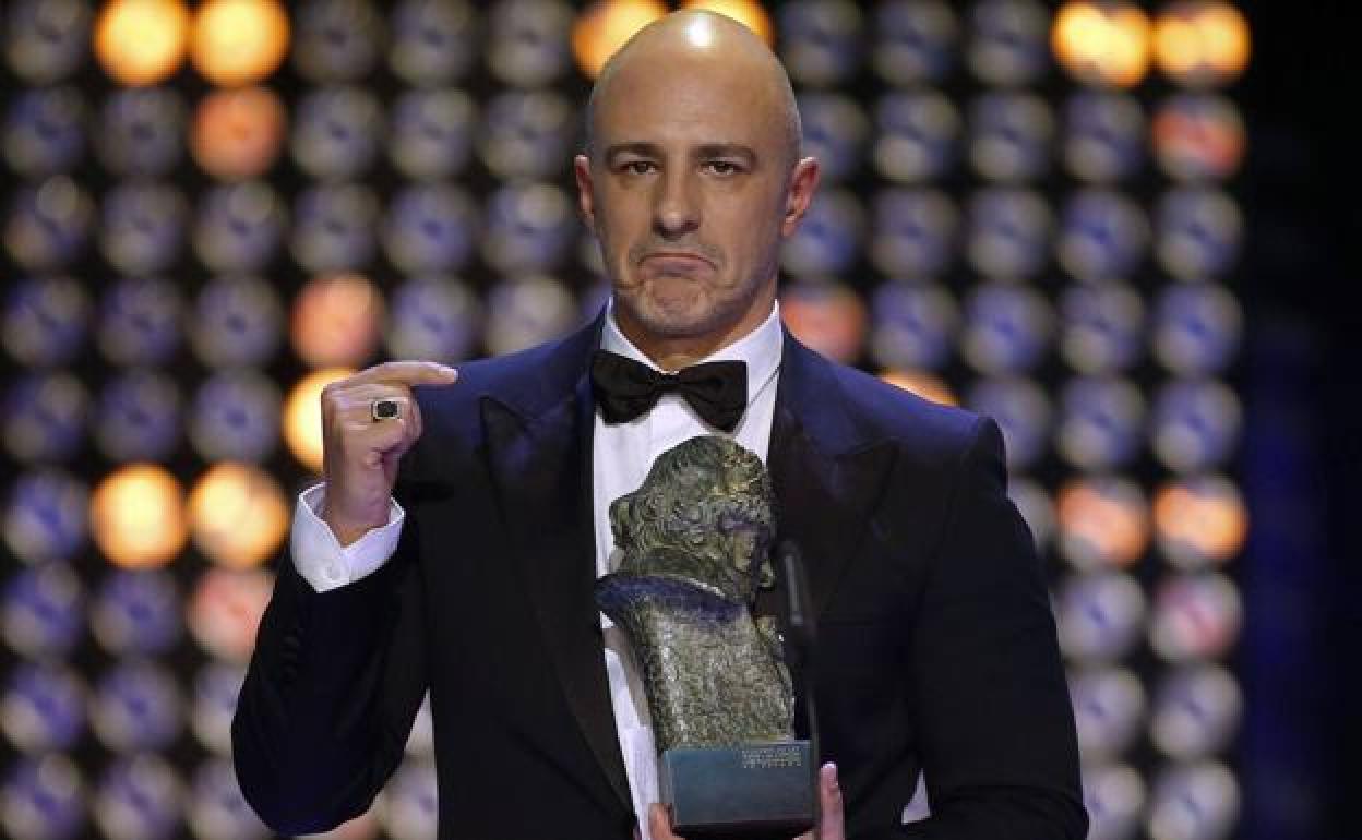 Foto de archivo del actor Roberto Álamo con el premio Goya al Mejor Actor de Reparto por 'La gran familia española' en 2014.