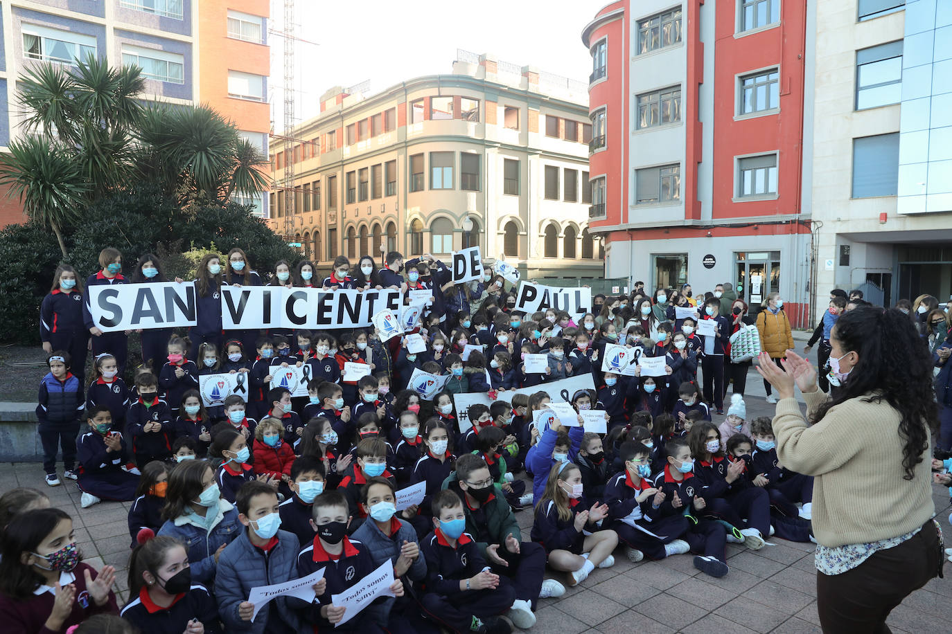 La comunidad educativa del colegio San Vicente de Paúl de Gijón ha reivindicado unida, en un encuentro organizado por EL COMERCIO, una solución urgente para que los alumnos del centro concertado puedan volver a las clases presenciales