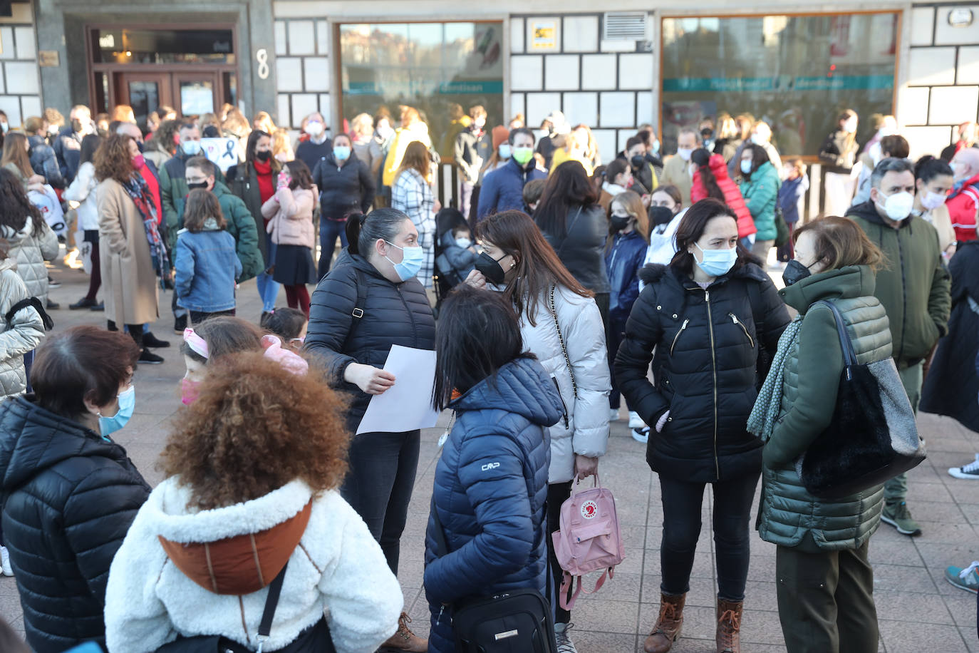 La comunidad educativa del colegio San Vicente de Paúl de Gijón ha reivindicado unida, en un encuentro organizado por EL COMERCIO, una solución urgente para que los alumnos del centro concertado puedan volver a las clases presenciales