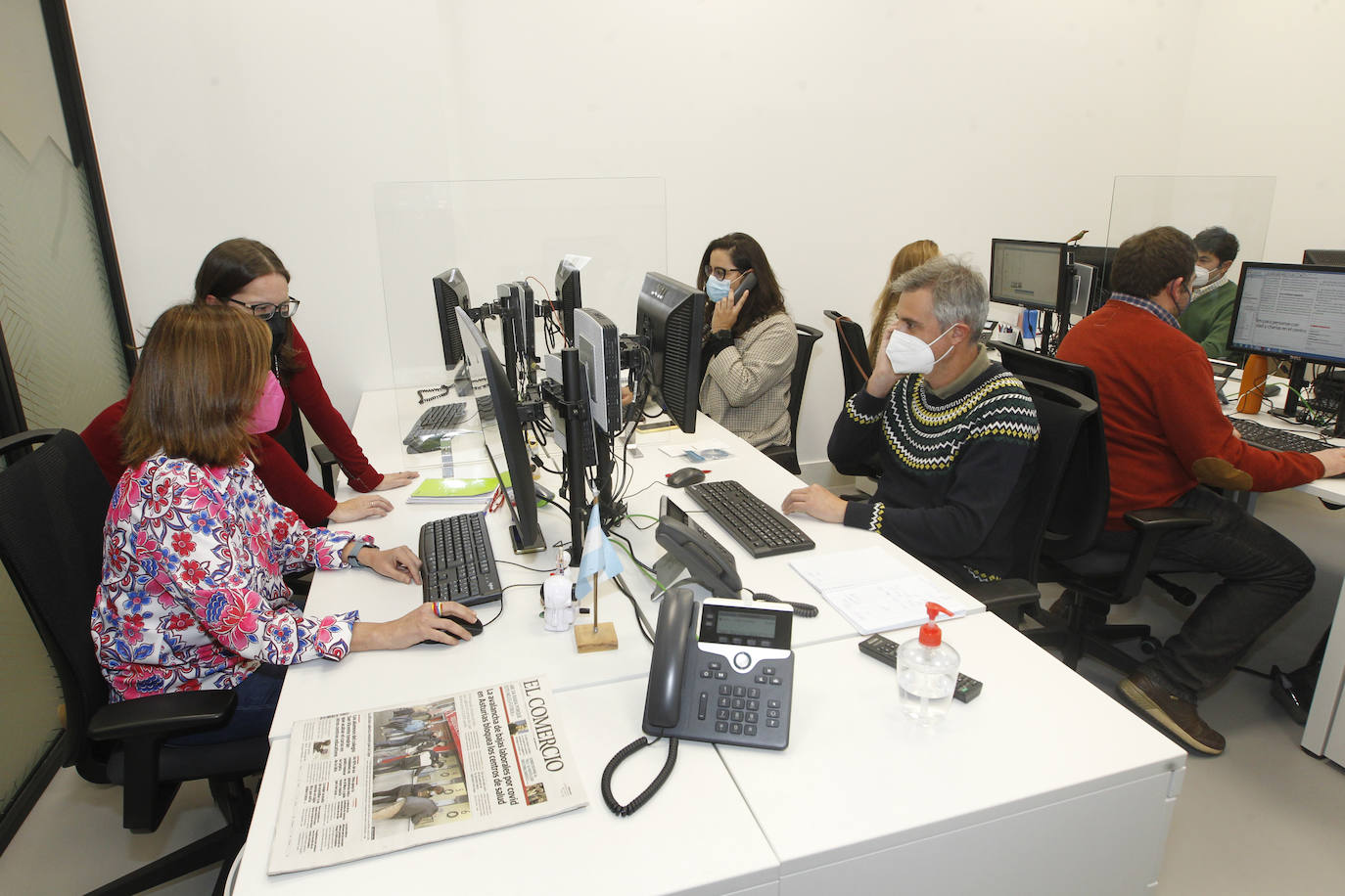 Laura Fonseca, jefa de área de Gijón, junto a Sara García, Eugenia García y Marcos Moro