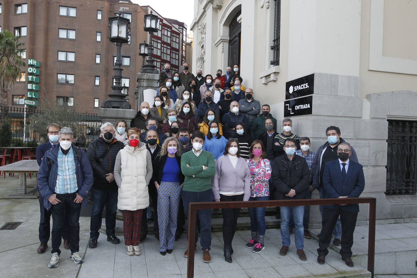 Los profesionales de EL COMERCIO, en la escalinata de acceso al Spaces, en el palacete del Urquijo