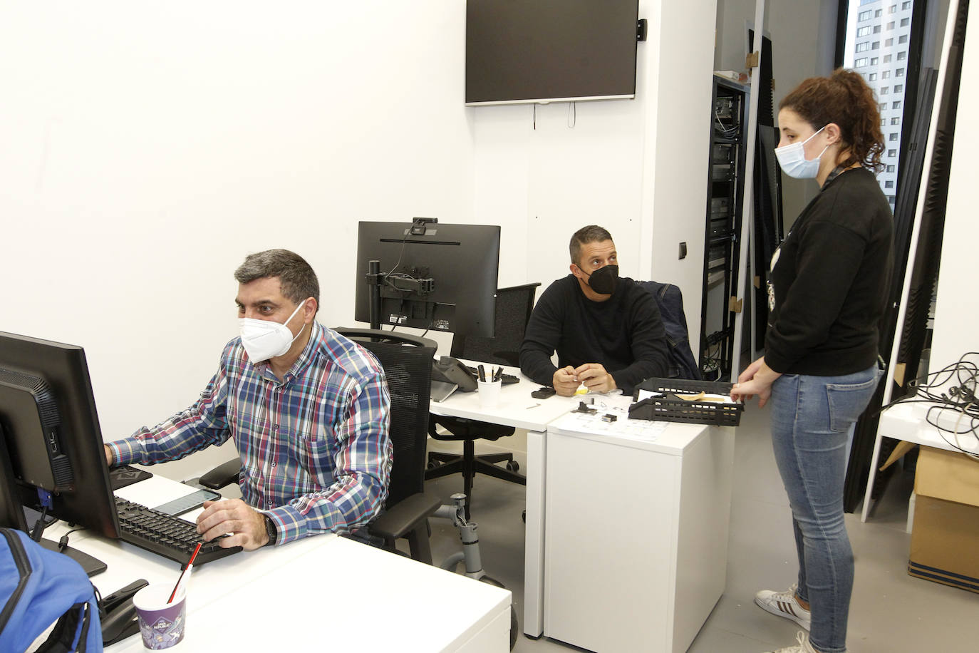 El área técnica de EL COMERCIO: Jesús González, Agustín Menéndez y Carmen Muñiz