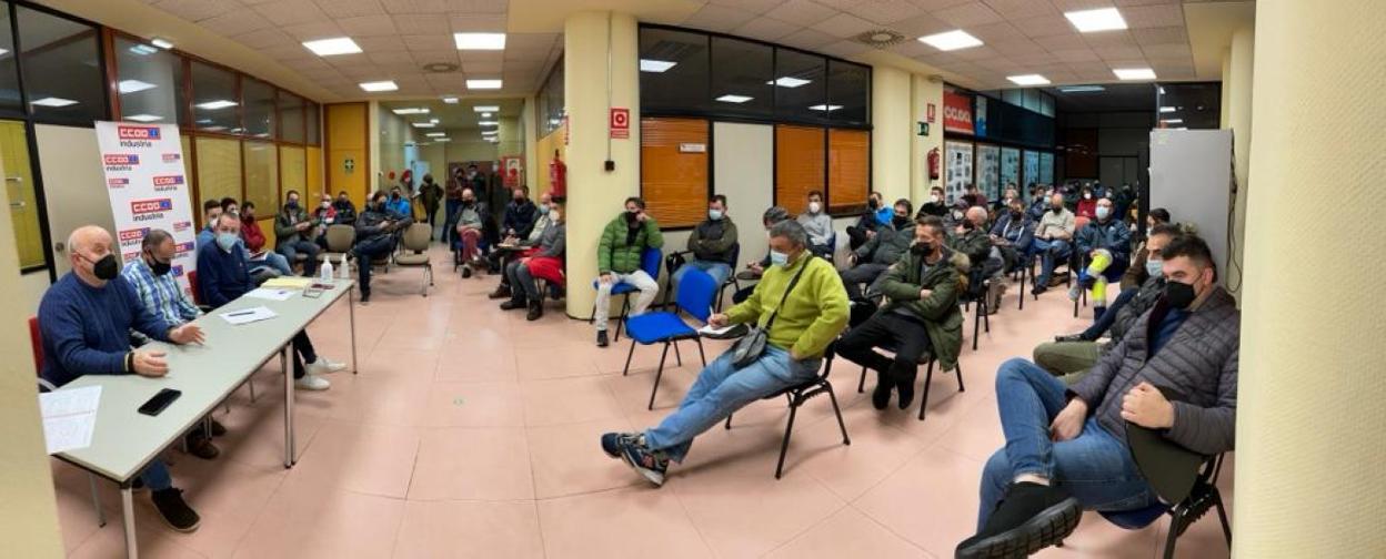 Reunión de delegados sindicales de las empresas de montajes y auxiliares de CC OO, ayer, en la sede central del sindicato en Oviedo. 