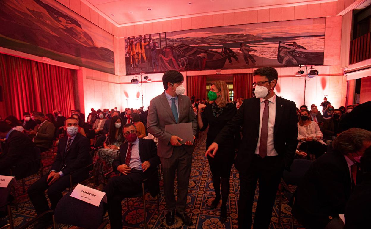 Borja Sánchez, Eva Pando y Enrique Fernández, en la entrega de los premios de Innovación Empresarial.