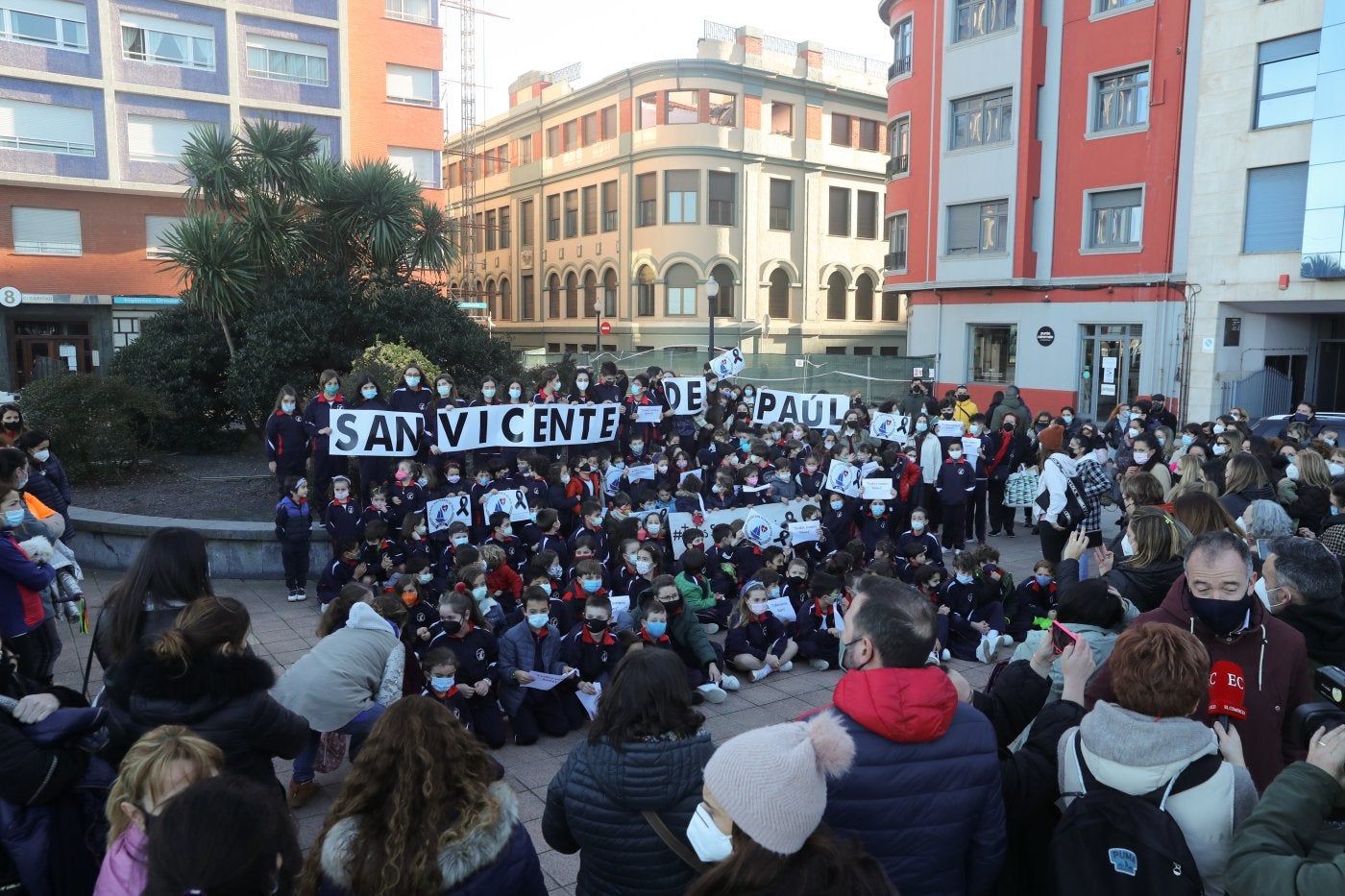 Decenas de alumnos, padres y profesores acudieron ayer al entorno del San Vicente de Paúl convocados por EL COMERCIO. 