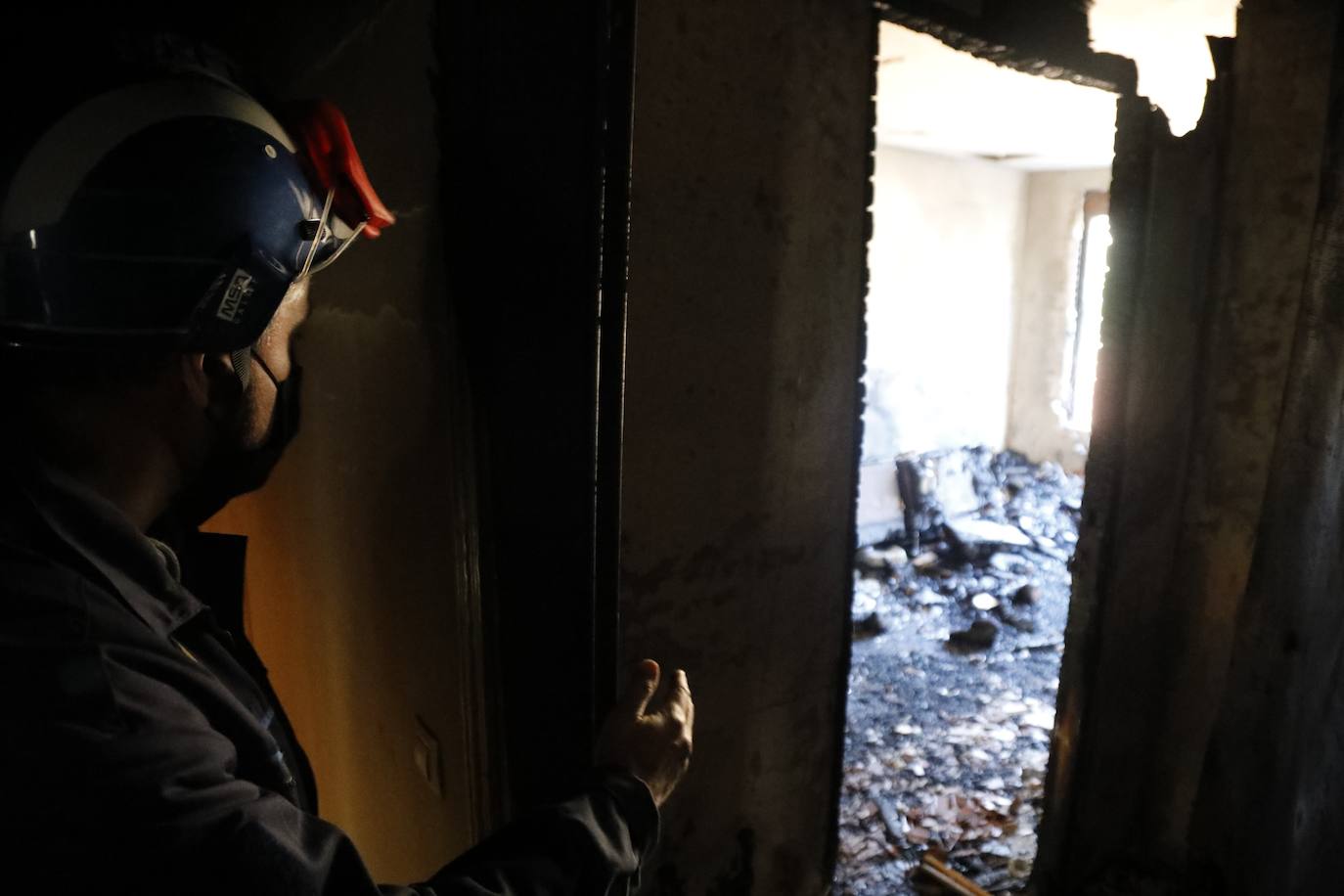 Dos fuegos en cinco días y tres desde el mes de agosto. Con ese balance, los residentes en el inmueble del número 32 de la calle La Unión de la Felguera tienen miedo a que se repita la situación y la tragedia sea aún más grande. La vivienda ha quedado destrozada y era analizada este jueves por la Policía. 