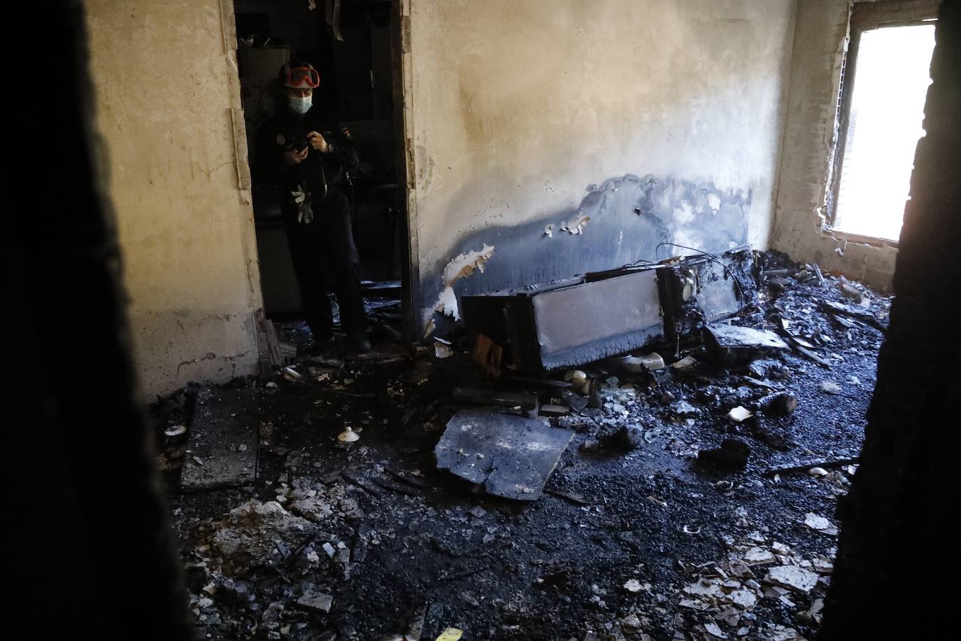 Dos fuegos en cinco días y tres desde el mes de agosto. Con ese balance, los residentes en el inmueble del número 32 de la calle La Unión de la Felguera tienen miedo a que se repita la situación y la tragedia sea aún más grande. La vivienda ha quedado destrozada y era analizada este jueves por la Policía. 