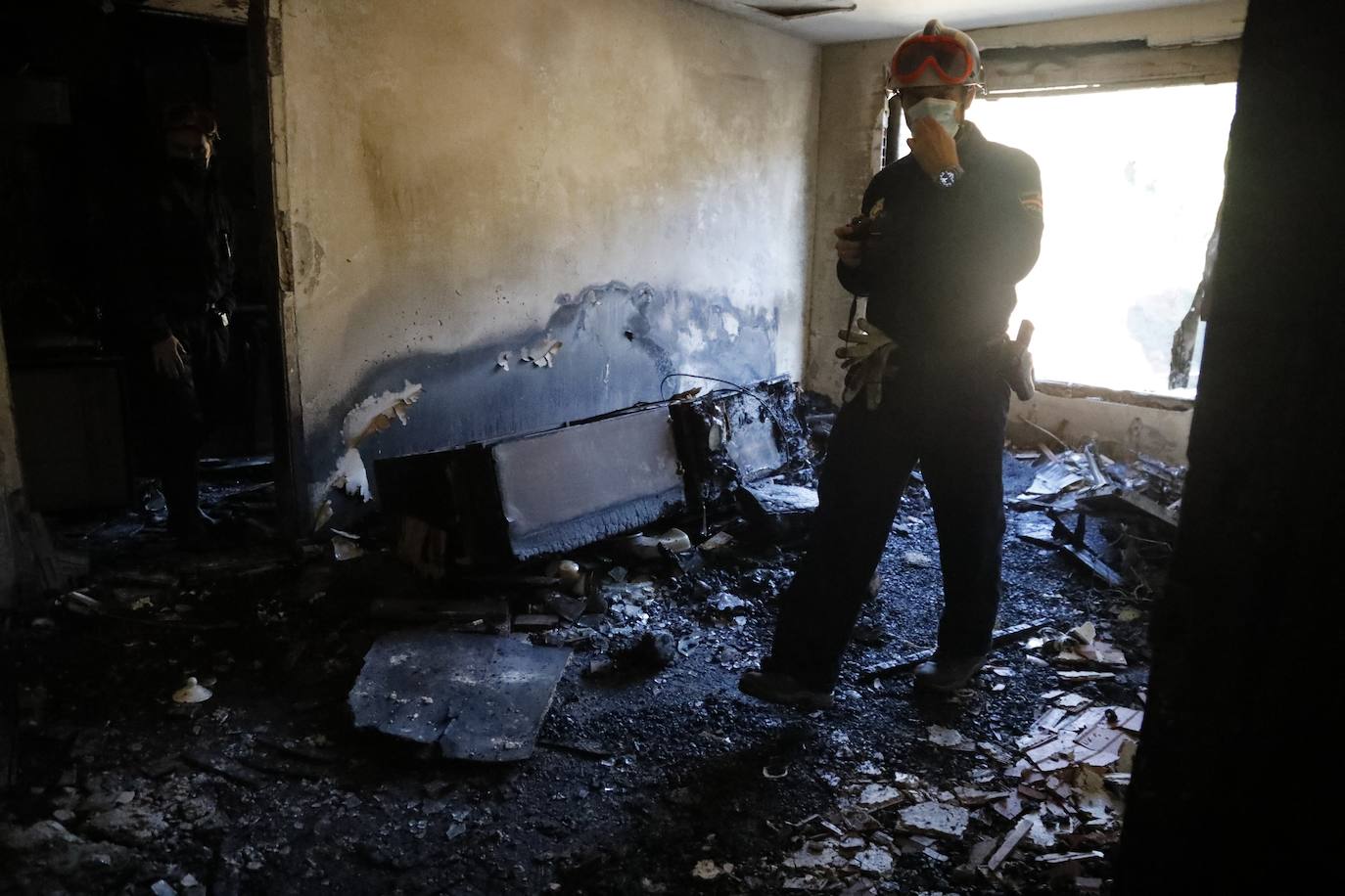 Dos fuegos en cinco días y tres desde el mes de agosto. Con ese balance, los residentes en el inmueble del número 32 de la calle La Unión de la Felguera tienen miedo a que se repita la situación y la tragedia sea aún más grande. La vivienda ha quedado destrozada y era analizada este jueves por la Policía. 
