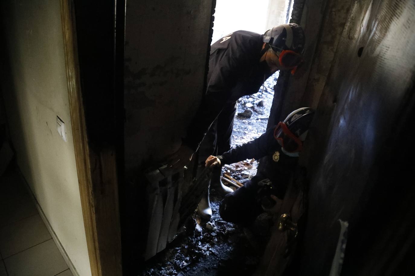 Dos fuegos en cinco días y tres desde el mes de agosto. Con ese balance, los residentes en el inmueble del número 32 de la calle La Unión de la Felguera tienen miedo a que se repita la situación y la tragedia sea aún más grande. La vivienda ha quedado destrozada y era analizada este jueves por la Policía. 