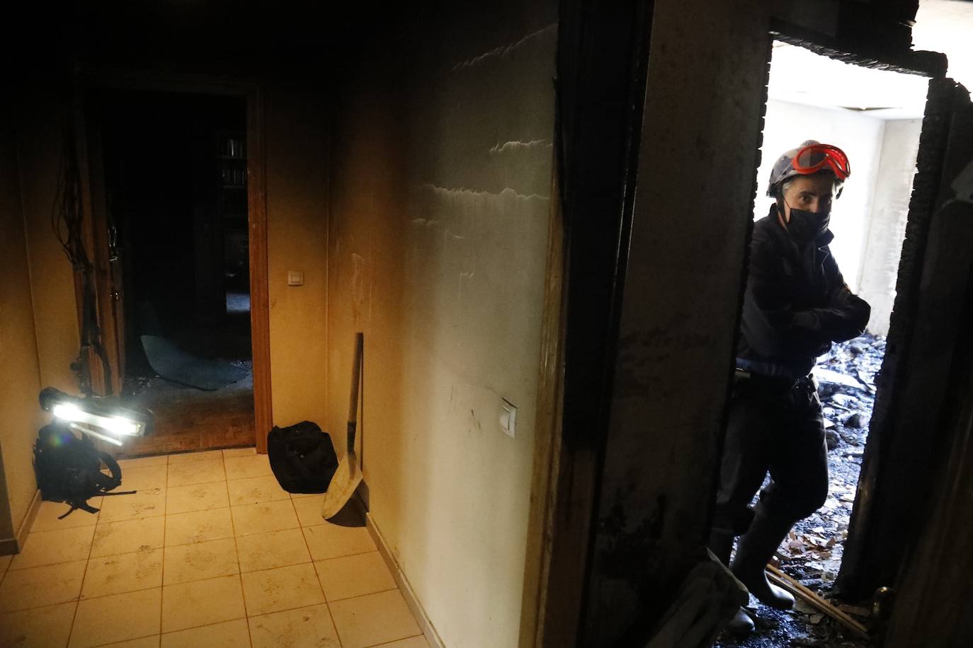 Dos fuegos en cinco días y tres desde el mes de agosto. Con ese balance, los residentes en el inmueble del número 32 de la calle La Unión de la Felguera tienen miedo a que se repita la situación y la tragedia sea aún más grande. La vivienda ha quedado destrozada y era analizada este jueves por la Policía. 