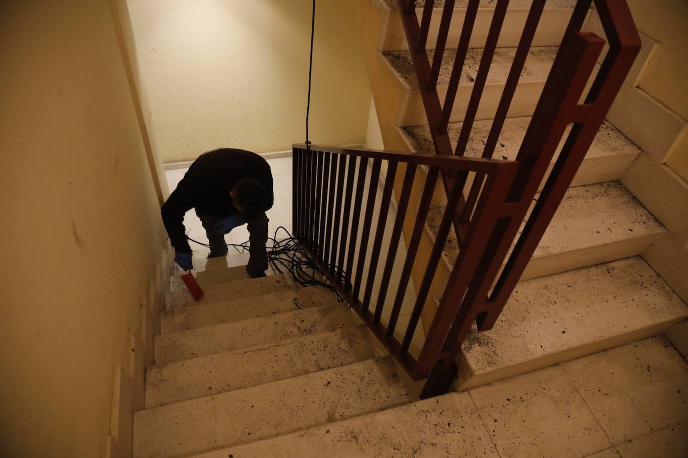 Dos fuegos en cinco días y tres desde el mes de agosto. Con ese balance, los residentes en el inmueble del número 32 de la calle La Unión de la Felguera tienen miedo a que se repita la situación y la tragedia sea aún más grande. La vivienda ha quedado destrozada y era analizada este jueves por la Policía. 