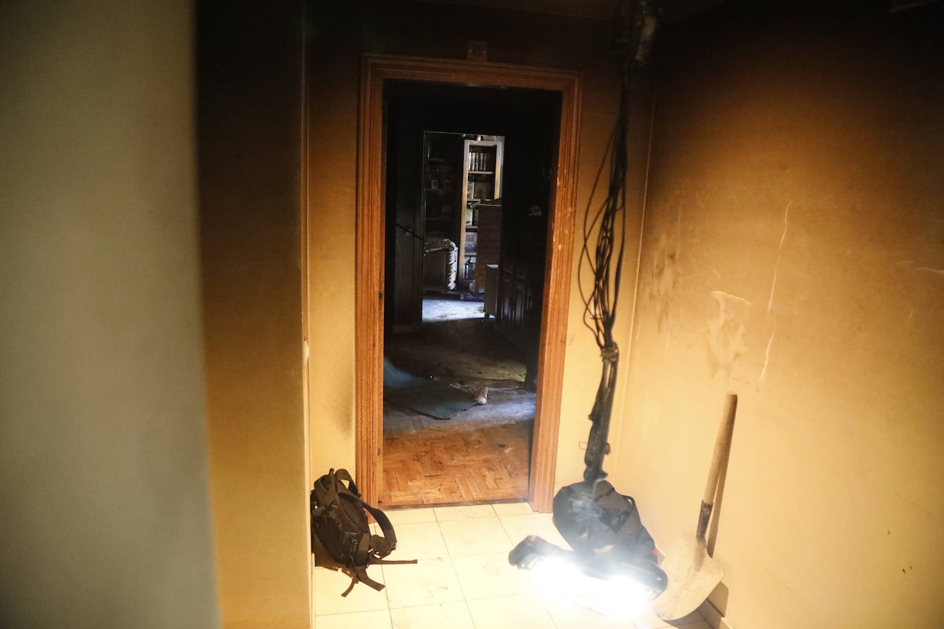 Dos fuegos en cinco días y tres desde el mes de agosto. Con ese balance, los residentes en el inmueble del número 32 de la calle La Unión de la Felguera tienen miedo a que se repita la situación y la tragedia sea aún más grande. La vivienda ha quedado destrozada y era analizada este jueves por la Policía. 