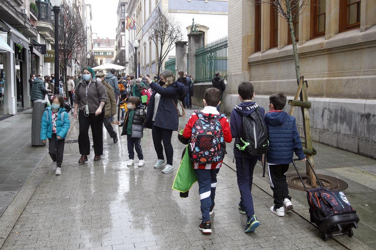 Padres y alumnos, en la vuelta al cole el lunes, en el colegio Jovellanos de Gijón. 