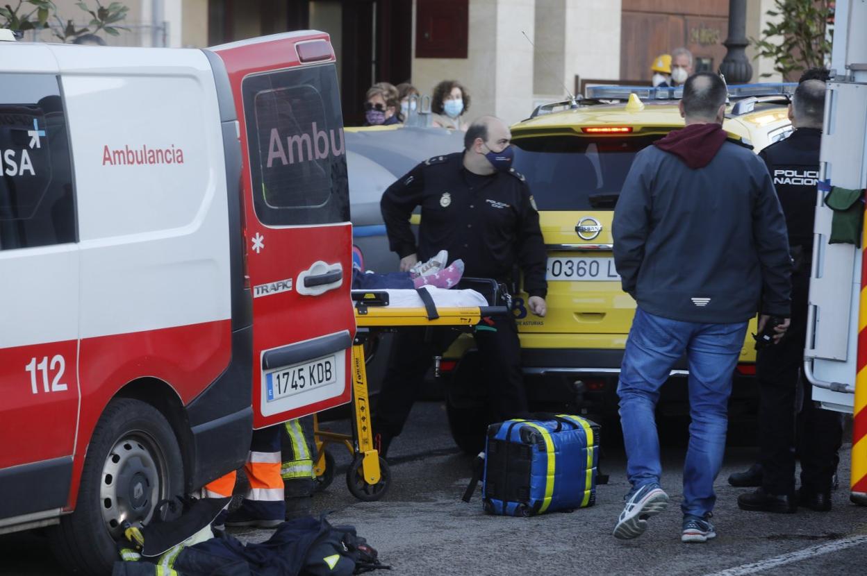 El cuerpo de la fallecida fue trasladado en una ambulancia. 