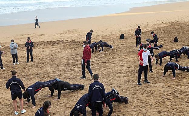 Imagen principal - Los alumnos del San Vicente vuelven a reunirse en la playa de San Lorenzo