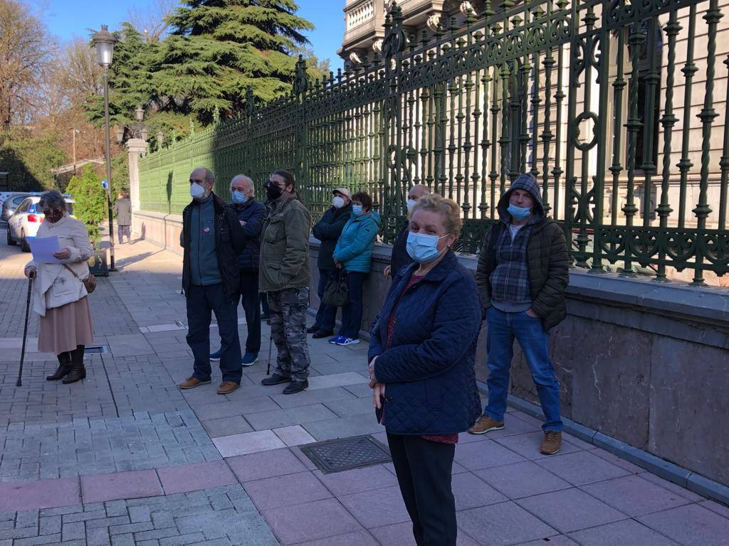 Representantes del colectivo 'Asturias Ganadera' se han manifestado este viernes ante las sedes de Presidencia del Principado y Delegación del Gobierno en Asturias para pedir «diálogo» al Ejecutivo del socialista Adrián Barbón y exigir el «cese» de la delegada del Gobierno, Delia Losa, a la que acusan de «represora»