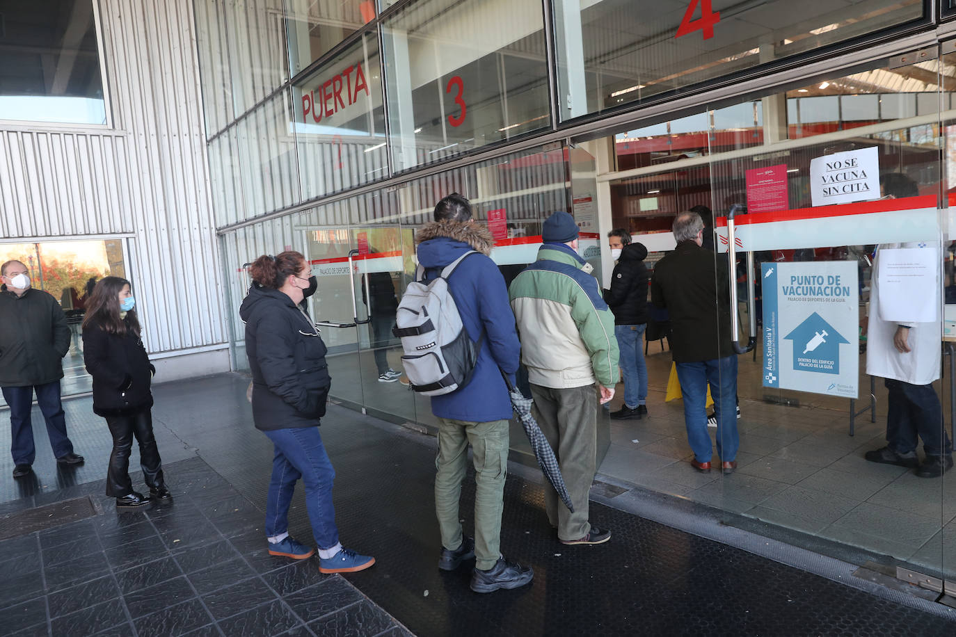 Las distintas áreas sanitarias desarrollaron este viernes una nueva jornada de vacunación sin cita previa para seguir con la captación de los no vacunados. En Oviedo, el Ejército colabora en esta campaña.