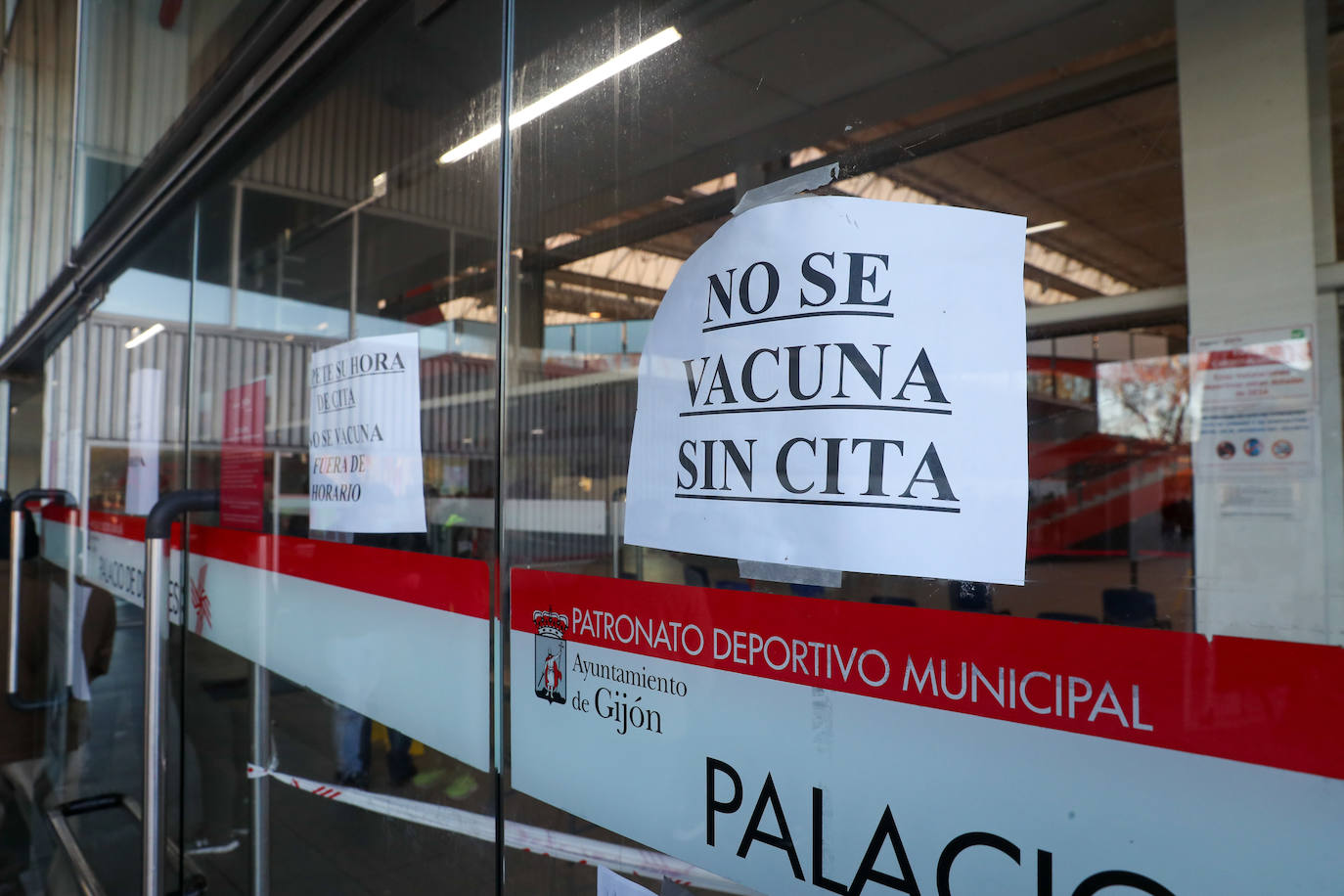 Las distintas áreas sanitarias desarrollaron este viernes una nueva jornada de vacunación sin cita previa para seguir con la captación de los no vacunados. En Oviedo, el Ejército colabora en esta campaña.