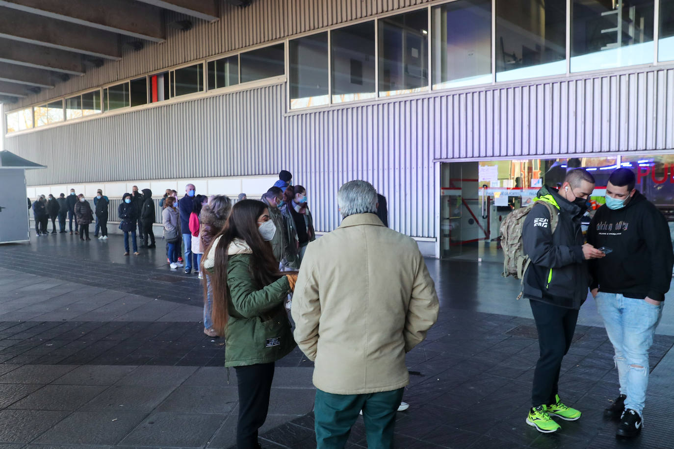 Las distintas áreas sanitarias desarrollaron este viernes una nueva jornada de vacunación sin cita previa para seguir con la captación de los no vacunados. En Oviedo, el Ejército colabora en esta campaña.