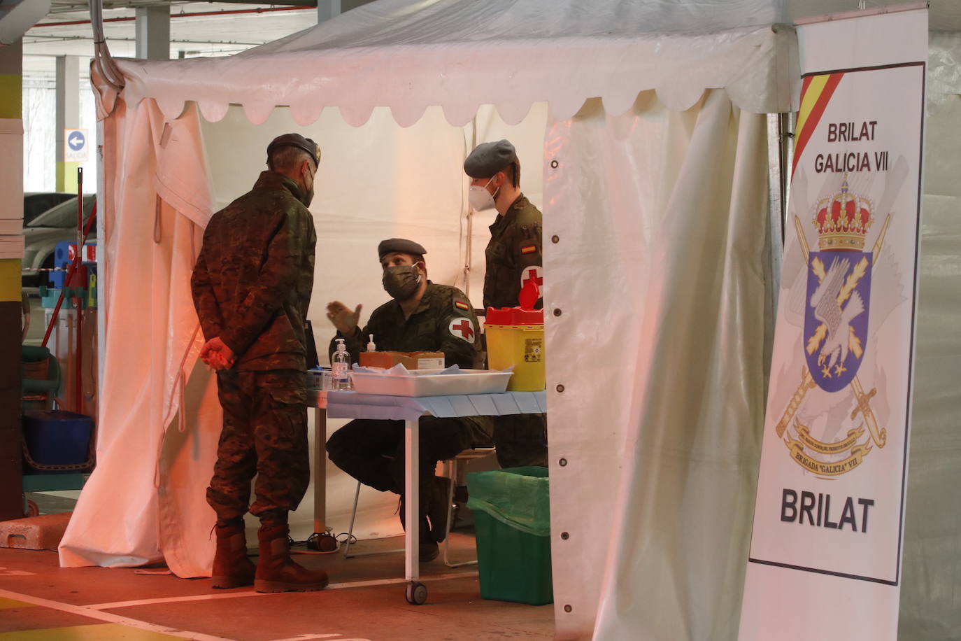 Las distintas áreas sanitarias desarrollaron este viernes una nueva jornada de vacunación sin cita previa para seguir con la captación de los no vacunados. En Oviedo, el Ejército colabora en esta campaña.