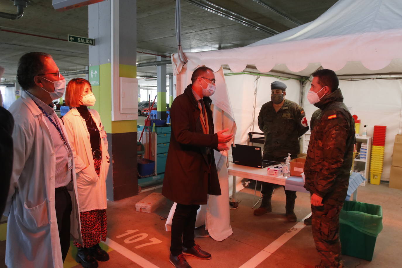 Las distintas áreas sanitarias desarrollaron este viernes una nueva jornada de vacunación sin cita previa para seguir con la captación de los no vacunados. En Oviedo, el Ejército colabora en esta campaña.