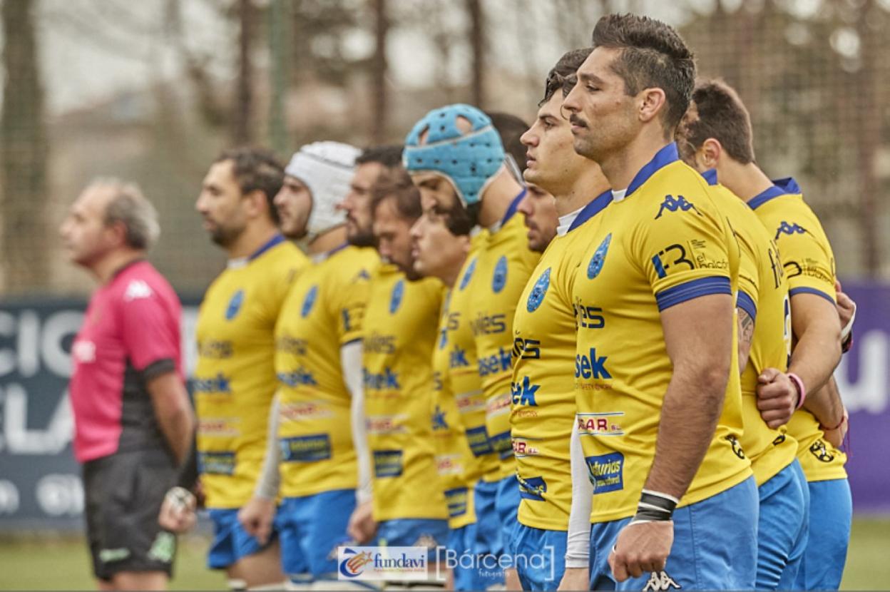 Los jugadores del Pasek Belenos, en fila antes del inicio del encuentro frente al Mazabi Santander Independiente. 