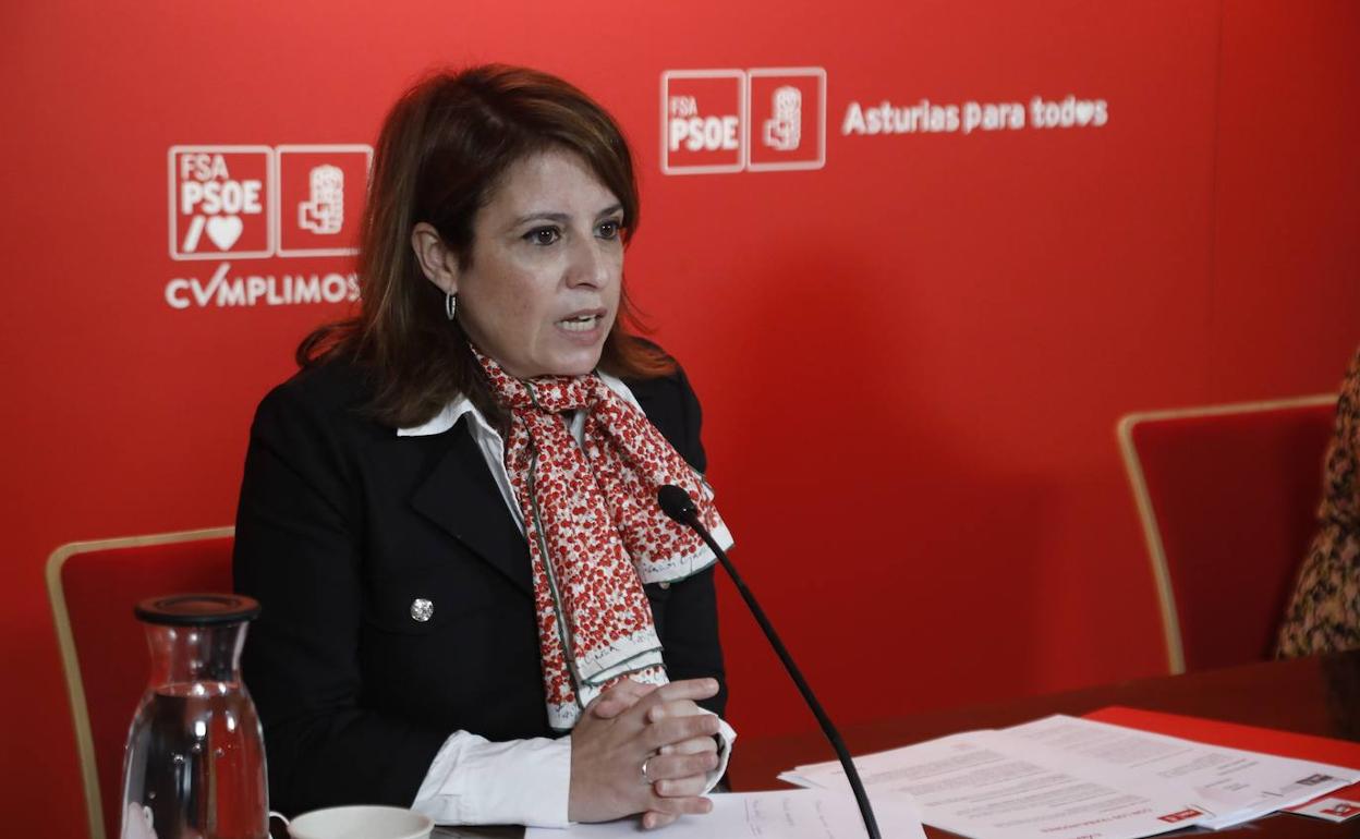 Adriana Lastra durante la rueda de prensa en la Federación Socialista Asturiana 