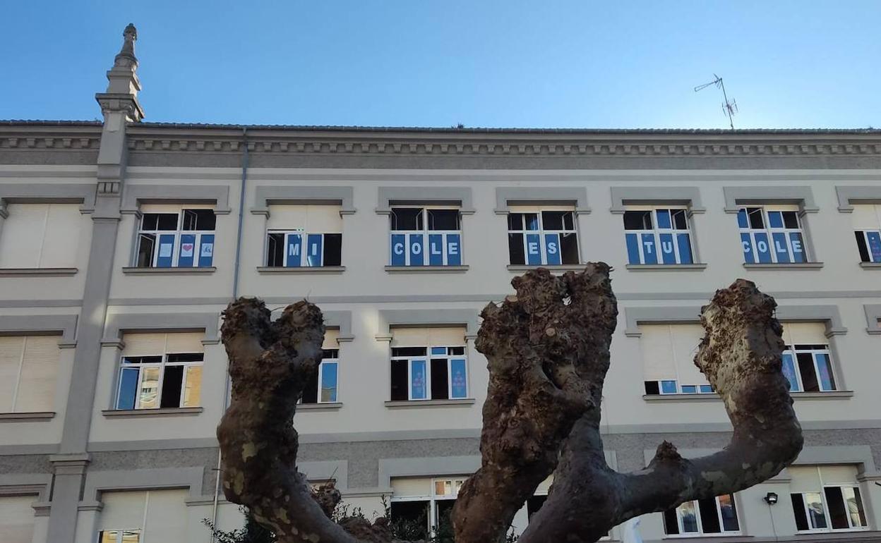 Mensaje colocado en las ventanas del colegio Patronato San José. 