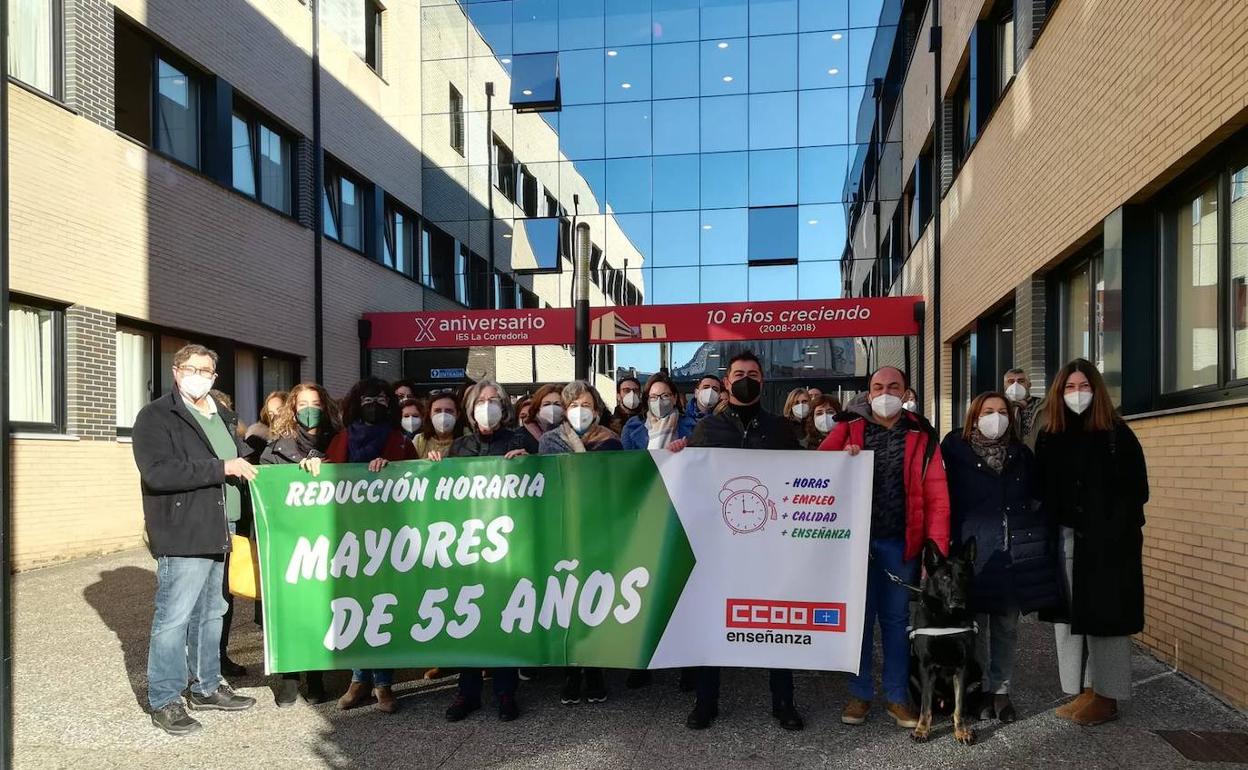 Un grupo de profesores del IES La Corredoria, durante la protesta. 