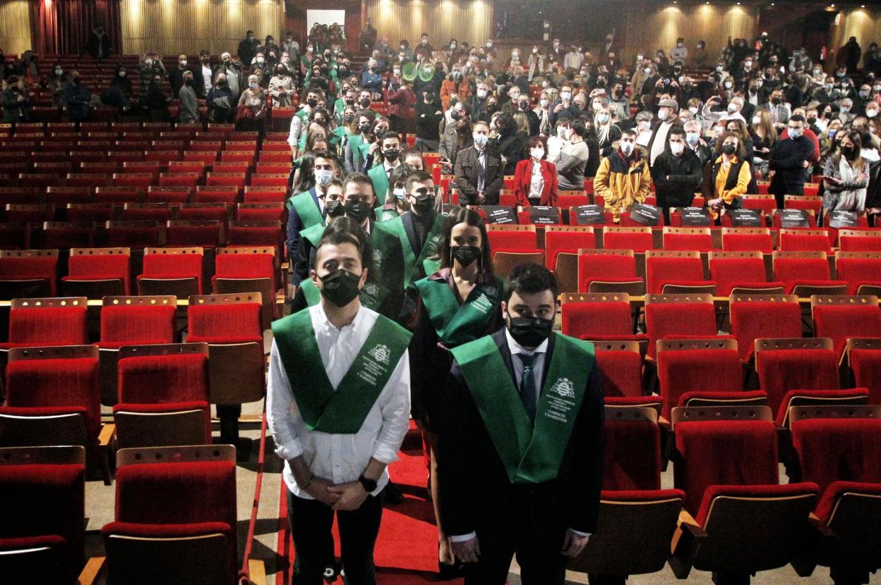 Los egresados formaron una gran fila en uno de los pasillos del teatro para recoger sus títulos. 