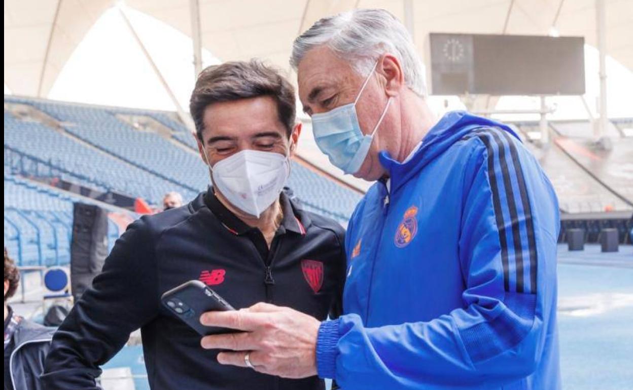 Carlo Ancelotti y Marcelino García, en la previa de la final de la Supercopa. 