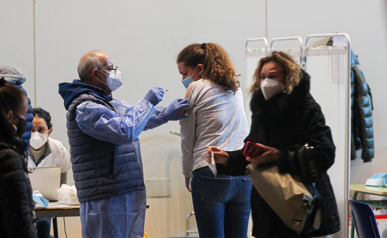 El ritmo de vacunación en el palacio de deportes no para. 