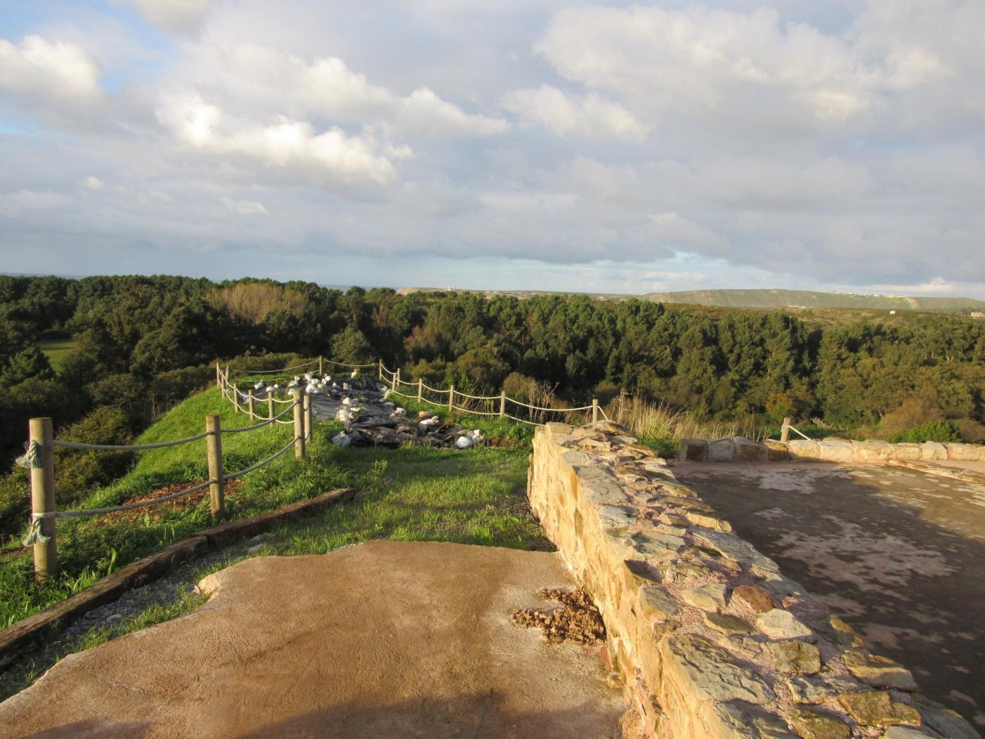 Los muros del castillo de Gauzón.